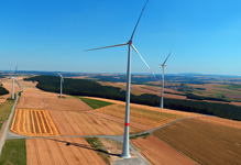 Die Rotoren im ersten TEE-Windpark drehen sich